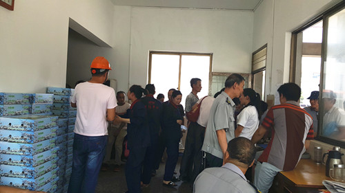 公司给大家派发的夏令鲜果3 公司给大家派发的夏令鲜果3