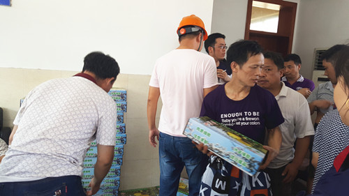 公司给大家派发的夏令鲜果4 公司给大家派发的夏令鲜果4