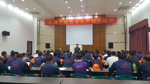 公司特聘常州技师学院的杨老师对车间员工培训 公司特聘常州技师学院的杨老师对车间员工培训