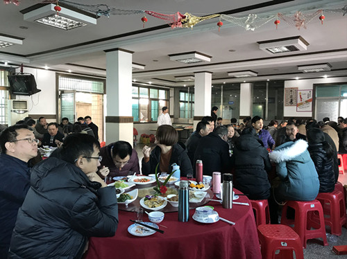 先锋全体员工齐聚餐厅吃年夜饭2 先锋全体员工齐聚餐厅吃年夜饭2