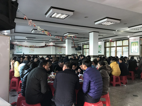 先锋全体员工齐聚餐厅吃年夜饭1 先锋全体员工齐聚餐厅吃年夜饭1